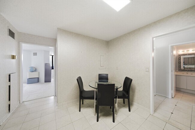 Building Photo - 2103 Harmon Cove Tower