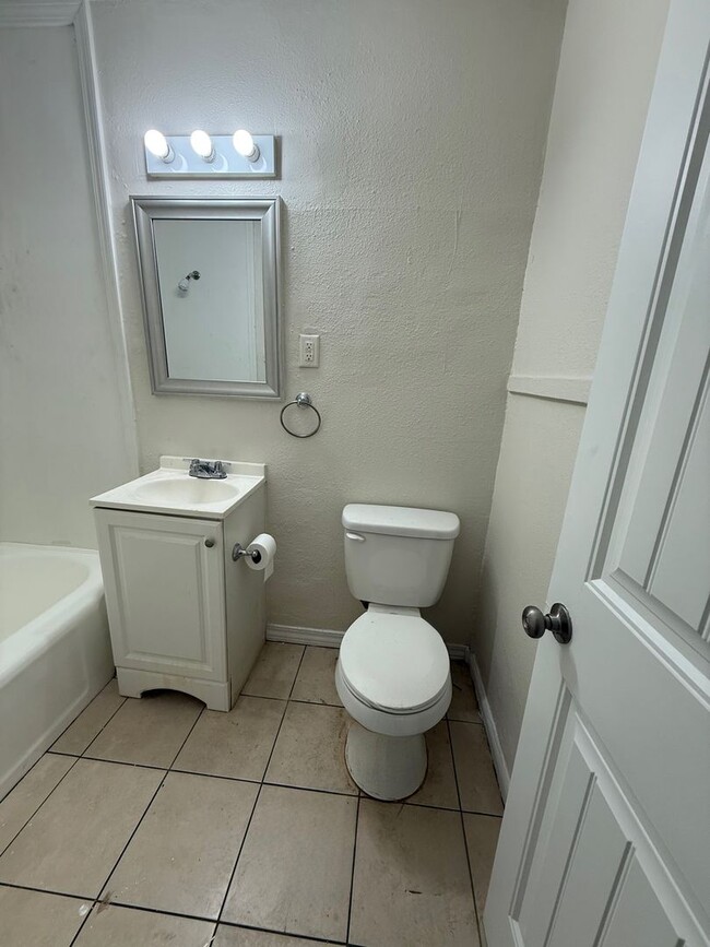 Building Photo - Spacious 2 Bed / 1 Bath Quadplex Near Down...