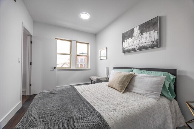 Building Photo - Brand NEW 2-Bedroom in the heart of Andersonville with Separate Kitchen, In-Unit Laundry & Sunlig...