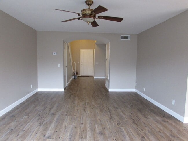 Building Photo - Spacious home/townhome in wonderful neighb...