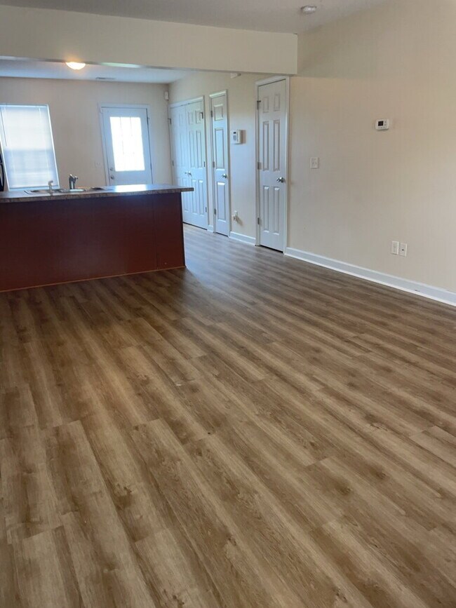 Building Photo - Charming 2 Bedroom Townhouse