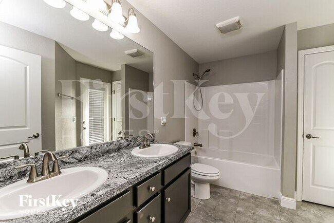 Building Photo - 3709 NE 12th Ave