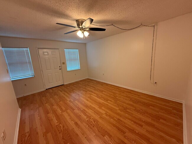 Building Photo - 537 Schneider Dr