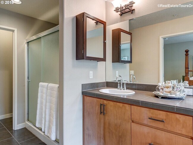 Building Photo - Amazing Location in NW Portland! Gorgeous 2 BD Townhome in Arbor Parc!