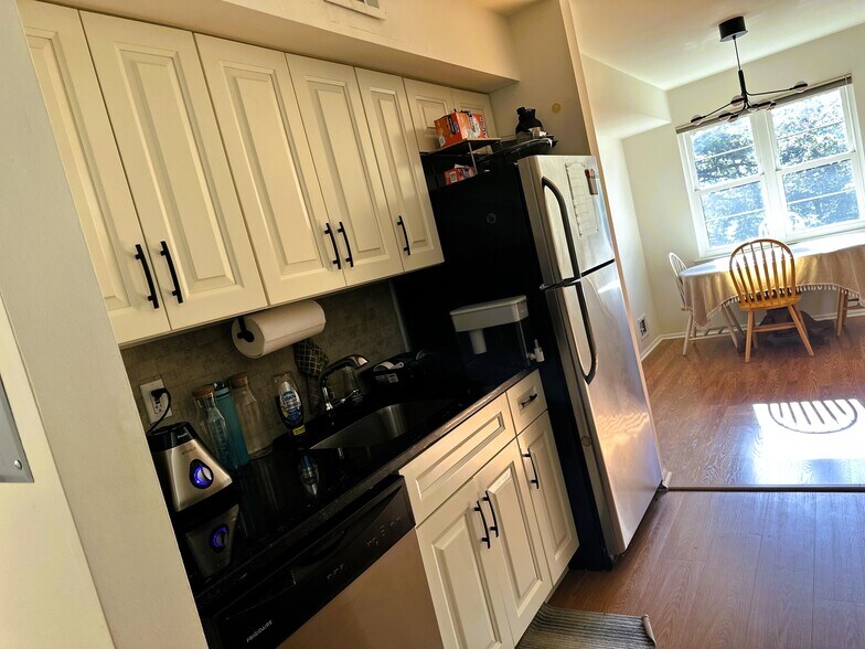 Kitchen view 1 - 1424 Country Mill Dr
