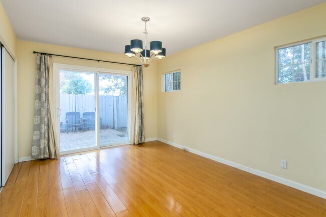 Building Photo - Spacious 3 Bedroom / 2 Bathroom Home in La...