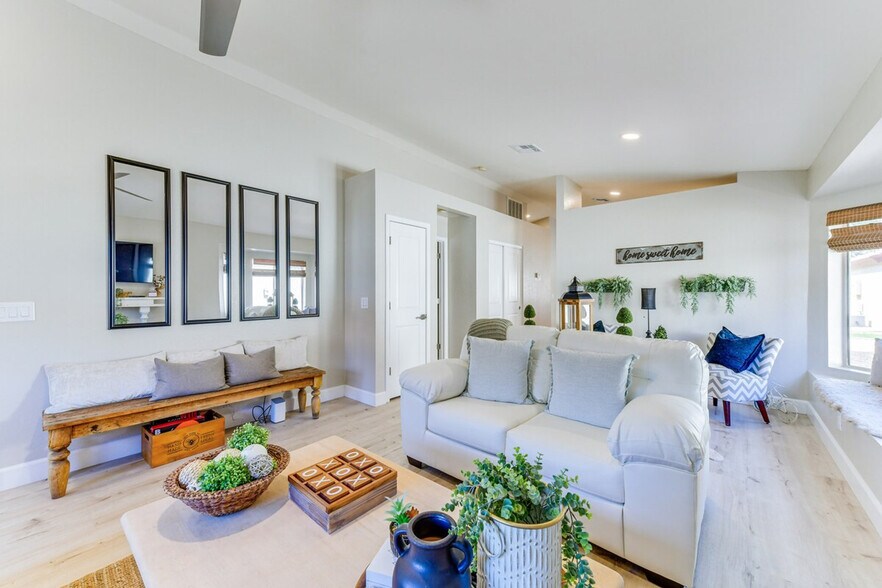 Building Photo - 1120 N Val Vista Dr