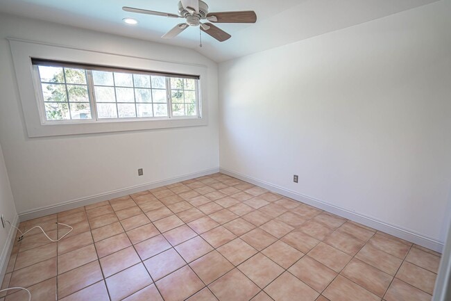 Building Photo - 3 Bedroom Pool Home for Rent in Granada Hi...