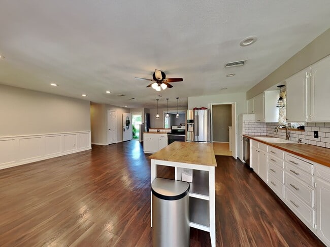 Building Photo - DARLING HOME IN DENTON READY NOW!