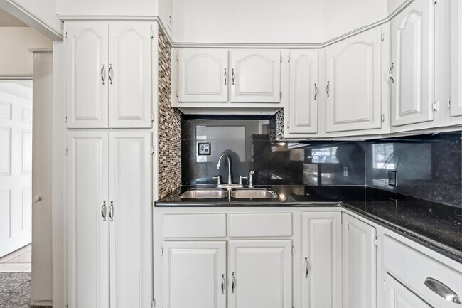 Building Photo - 9427 N 1st Ave