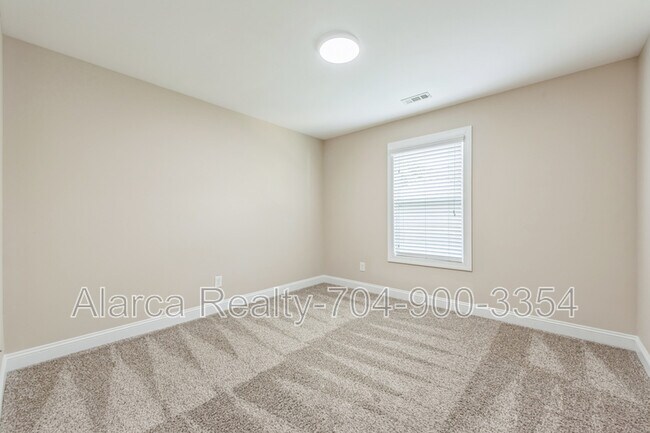 Building Photo - 1020 Ridgehaven Rd
