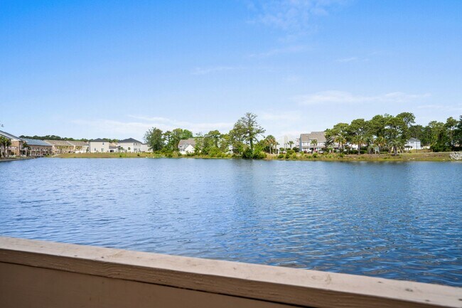 Building Photo - Seasonal Rental Available Now-3/31/26-Wifi/Cable/Electric Included