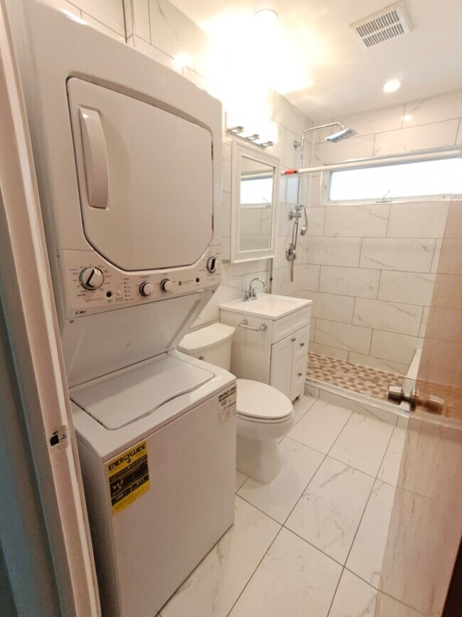 Building Photo - 2437 W Balmoral Ave