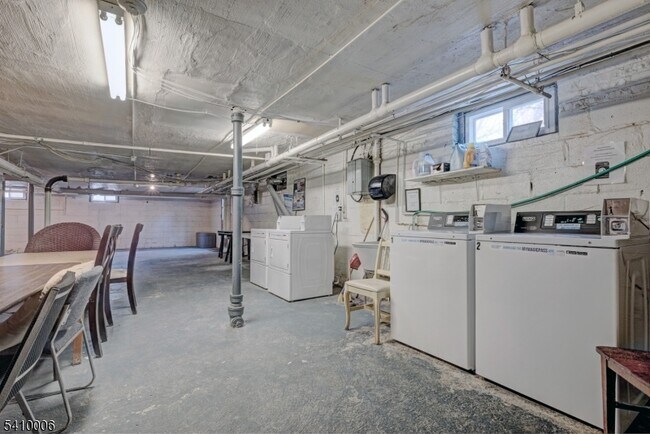 Building Photo - 101 Gates Ave