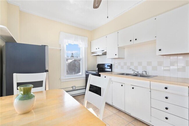 Building Photo - 10 Braman St