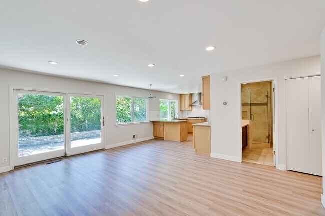 Building Photo - $8500-Mountain View  4 bedroom 3 baths in great neighborhood!