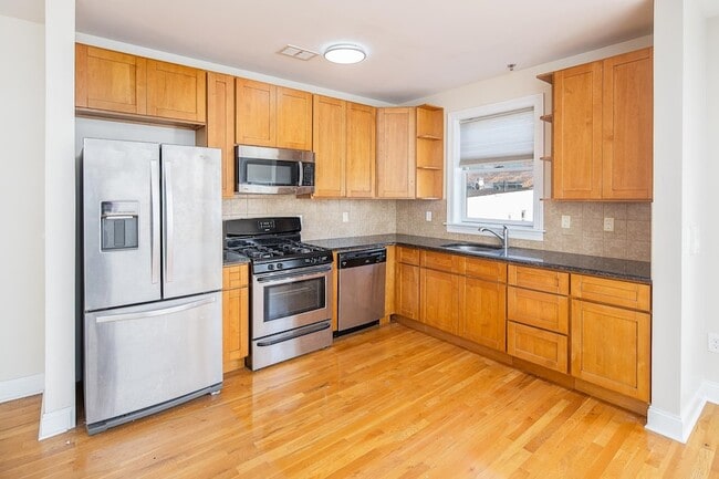 Building Photo - 528 47th St