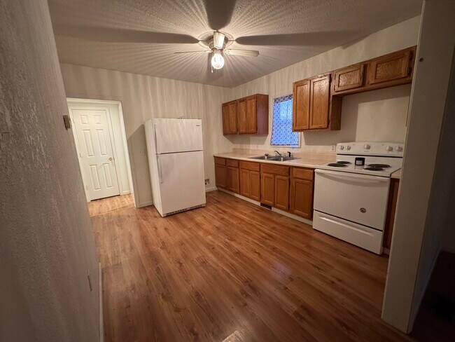 Kitchen - 308 Stewart St