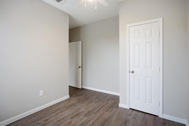 Building Photo - 611 Carpenter Ave