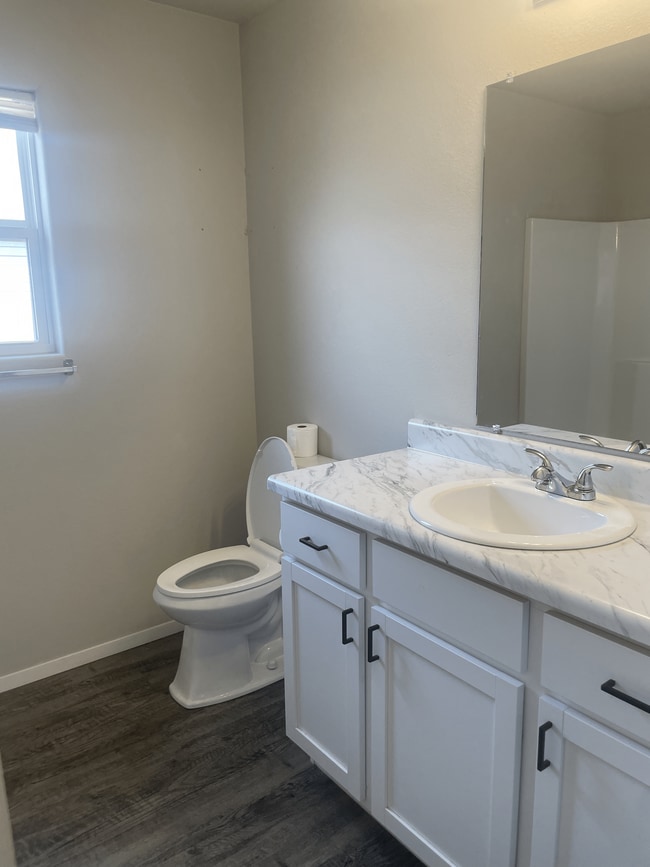 Guest Bathroom - 1771 Eveningshade Ln