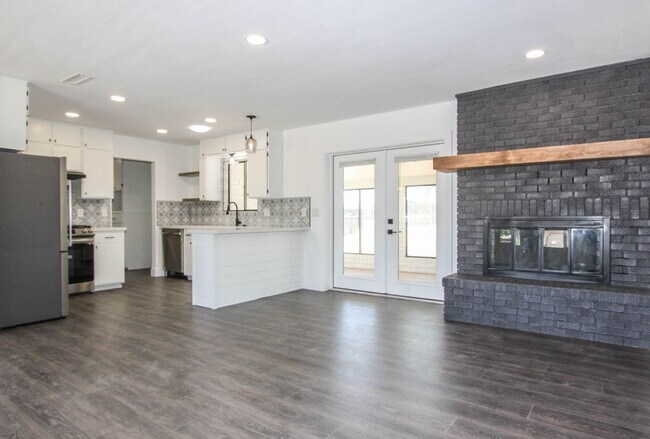 Building Photo - 3 bedroom 2 bathroom with AZ room -HOLD