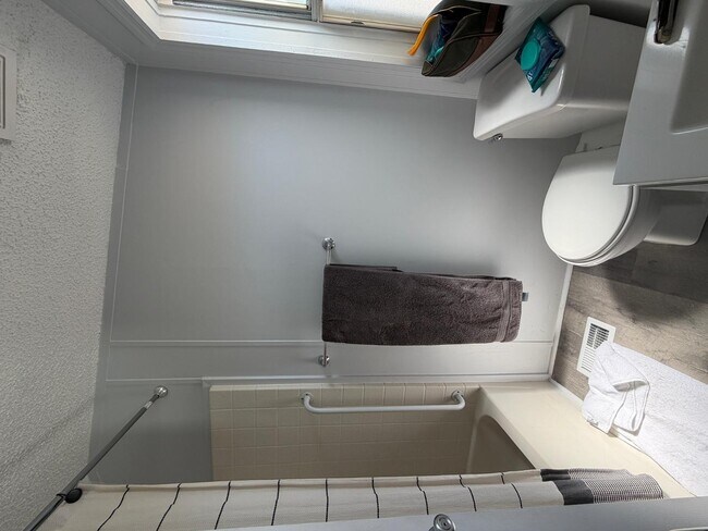 Building Photo - 142 Maryvale Dr