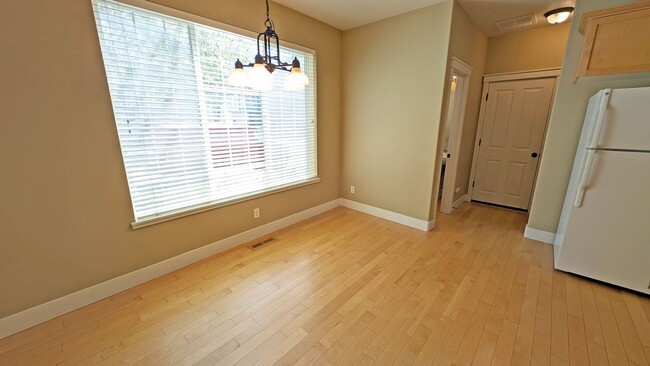 Building Photo - 2 bedroom 2.5 bath townhouse