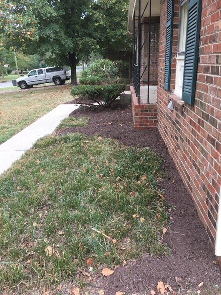 Building Photo - 1707 Woodside Dr
