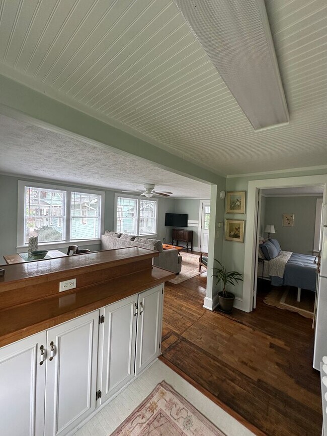 Building Photo - One Bedroom Garage Apartment in 5 Points!!