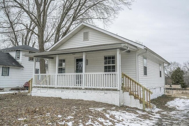 Primary Photo - 102 S Ash Ave