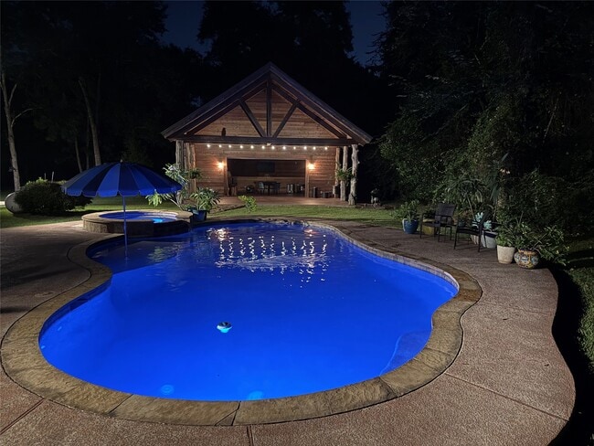 Building Photo - 223 Pin Oak Ln