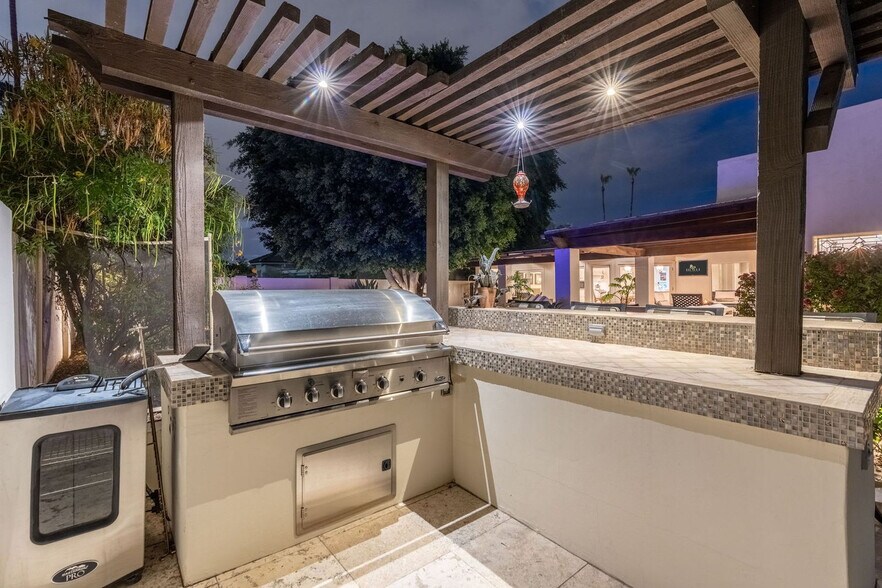 Building Photo - 8203 E Del Capitan Dr