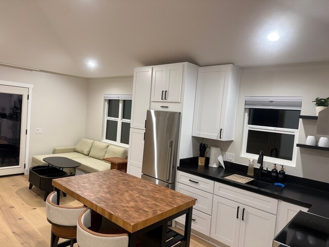 Building Photo - 26552-26552 Royale Dr