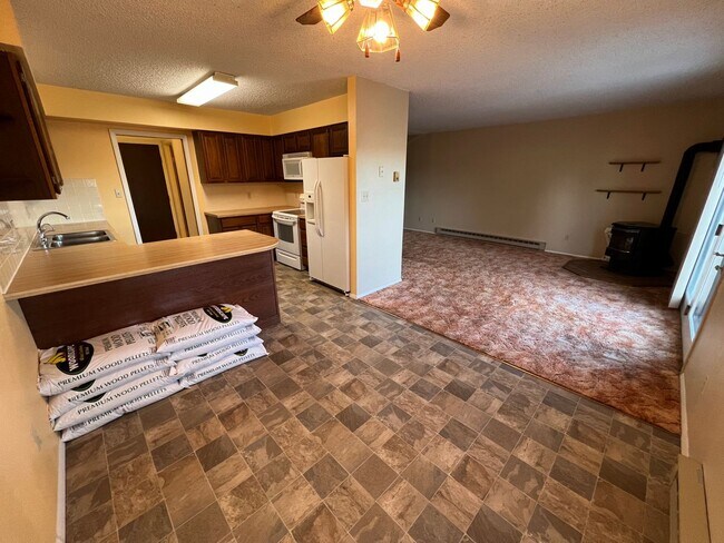 Building Photo - 3 Bedroom, 1.5 Bath Townhome W/ Attached S...