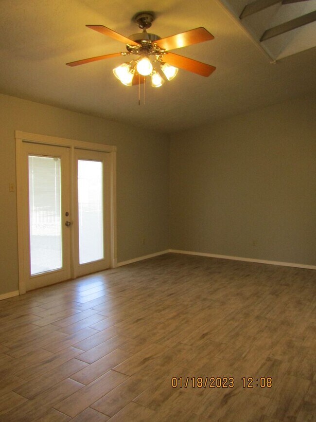 Building Photo - Great Home Located on the Eastside/Sungate...