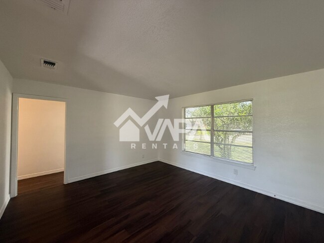Building Photo - 1719 Farwell Dr