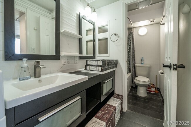 Building Photo - $2,600 / 2br - 730ft2 - 2 Bed 1 Bath Condo...