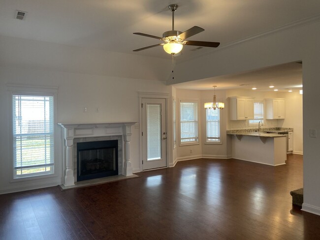 Building Photo - 4 bed, 3 bath, under $1900  Wow.