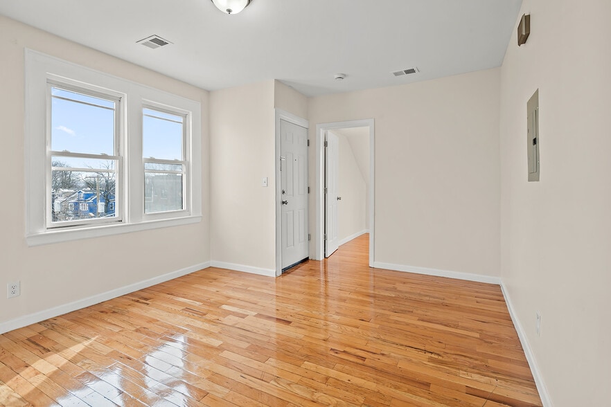 Building Photo - 295 Goldsmith Ave