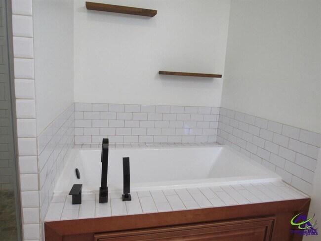 Building Photo - 100 Sunchase Ct