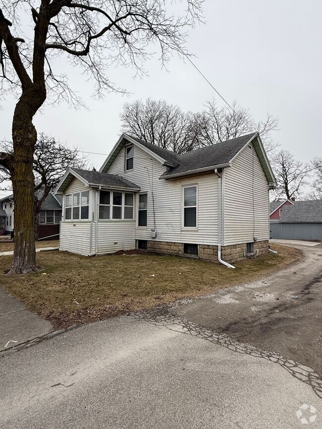 Building Photo - Spacious 4-Bedroom Home with Den and Moder...