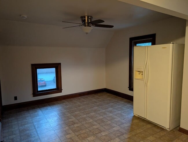 Building Photo - 206 Oak St