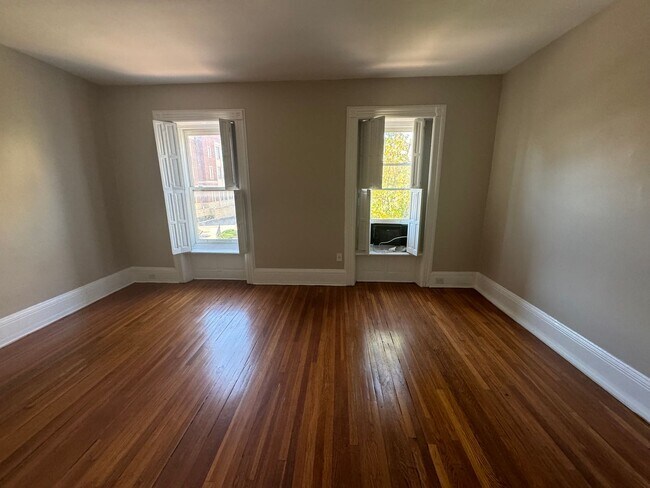 Building Photo - 322 W State St