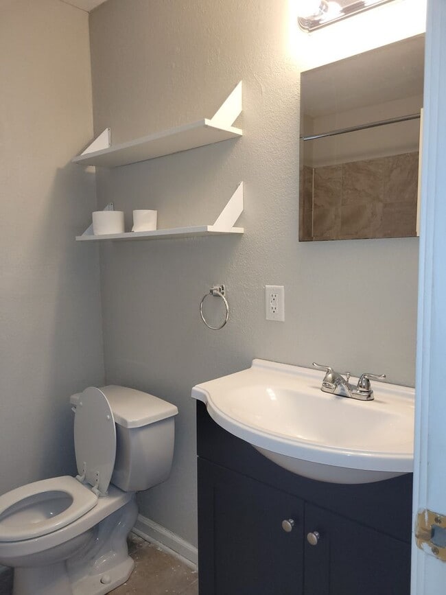 Building Photo - Beautiful 3 Bedroom Duplex