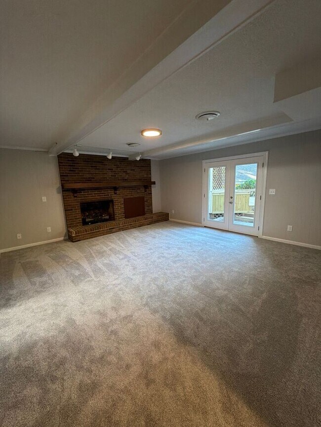 Building Photo - 3 Bedroom 2 Bath Ranch