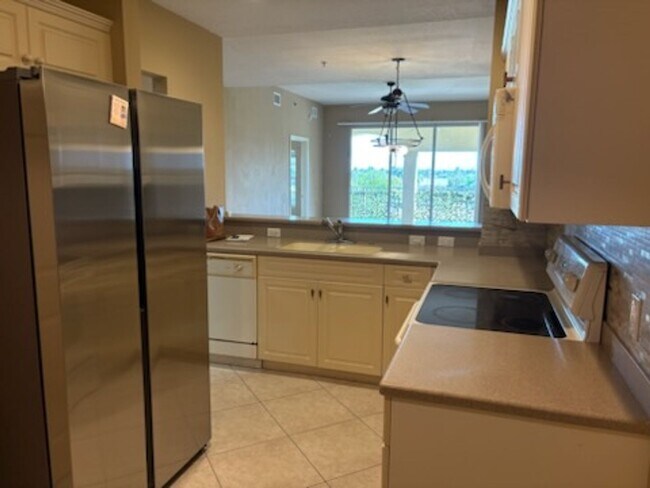 Building Photo - roman plaza