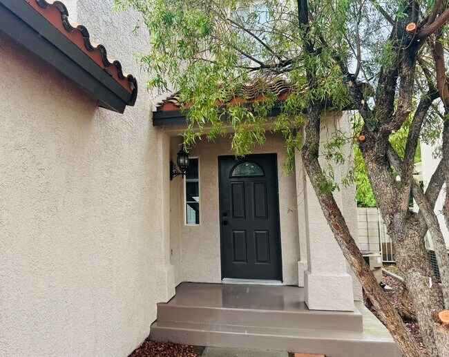 Building Photo - 4 Bedrooms Home For Rent