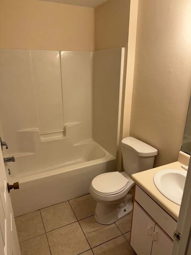 Building Photo - 3/2 Townhouse Available for Immediate Occu...