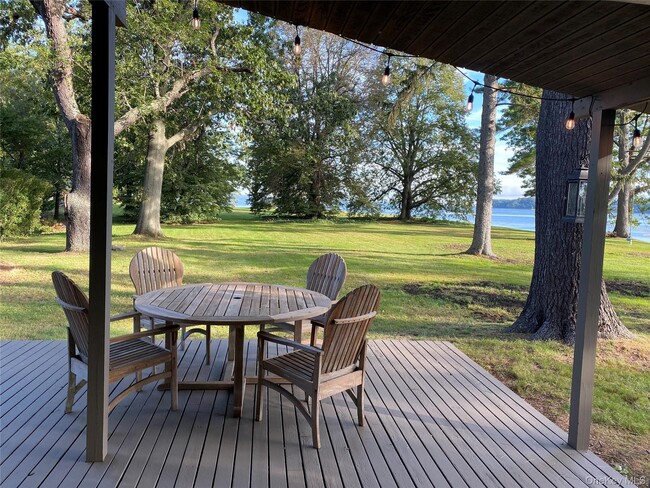 Building Photo - 328 Centre Island Rd