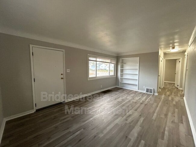 Building Photo - 3748 St James Ave